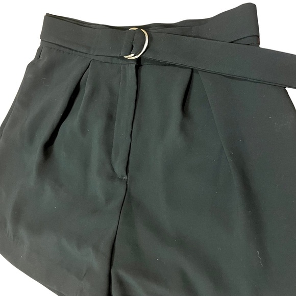 Pleated Shorts with Belt • Black • US 6 - Picture 2 of 5